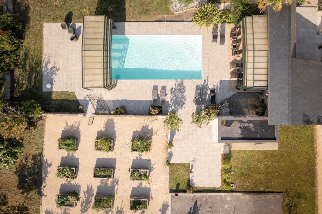Drone-vue-piscine-et-jardin-min